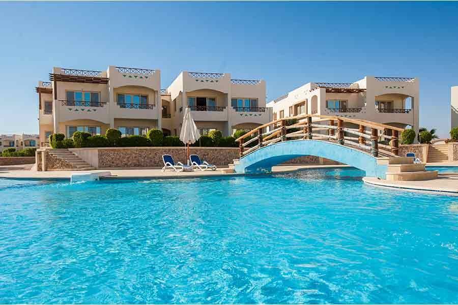 Pool footbridge with apartments on both sides